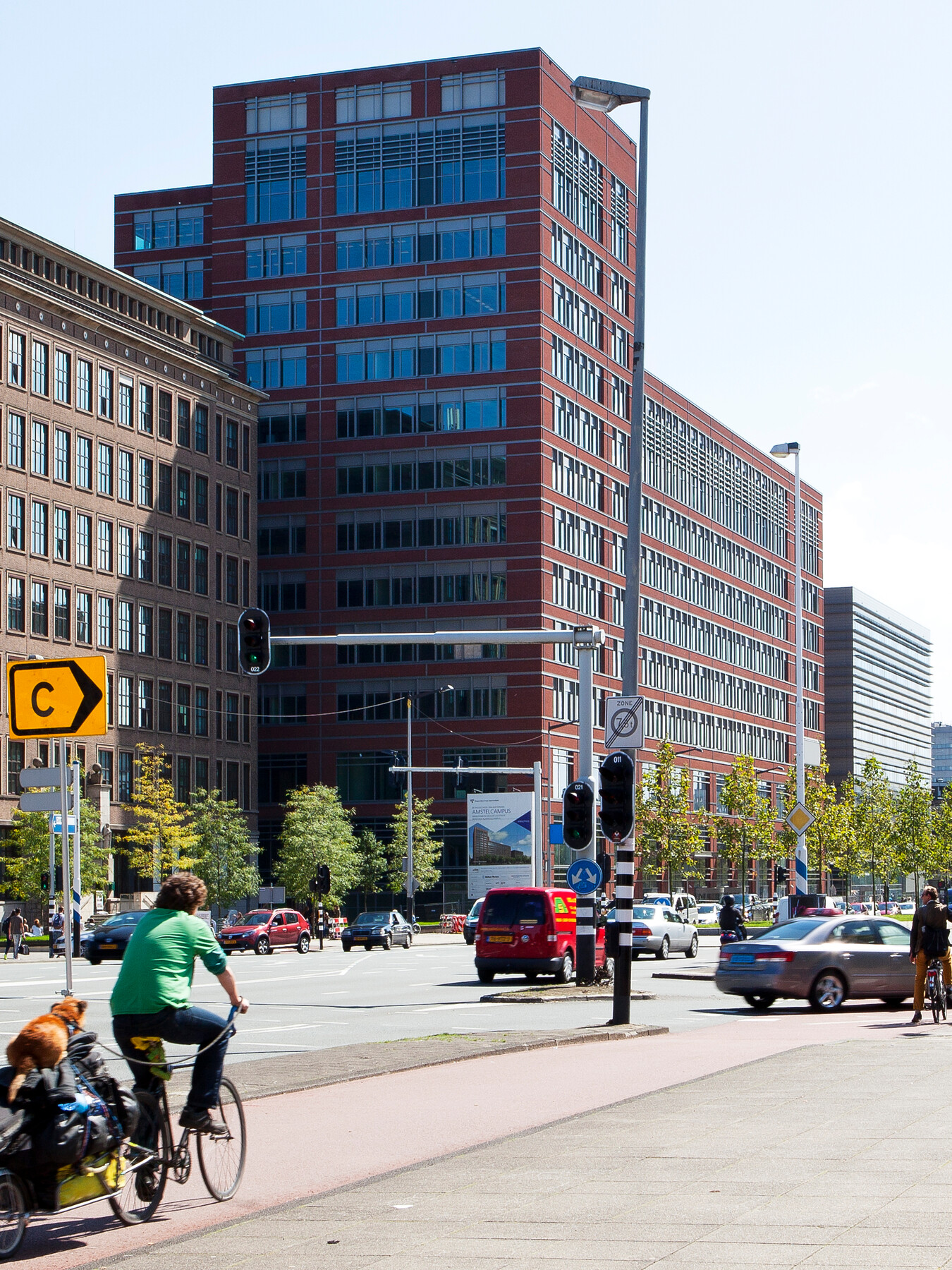 Street view of the Amstelcampus building of the Logo Amsterdam University of Applied Sciences